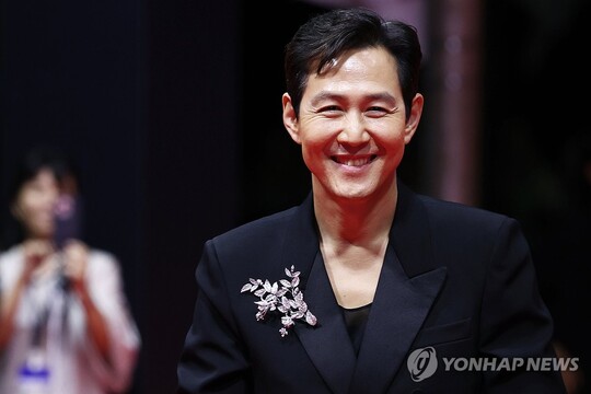 배우 이정재, 1천만원 추가 기부로 여성청소년 생리대 지원